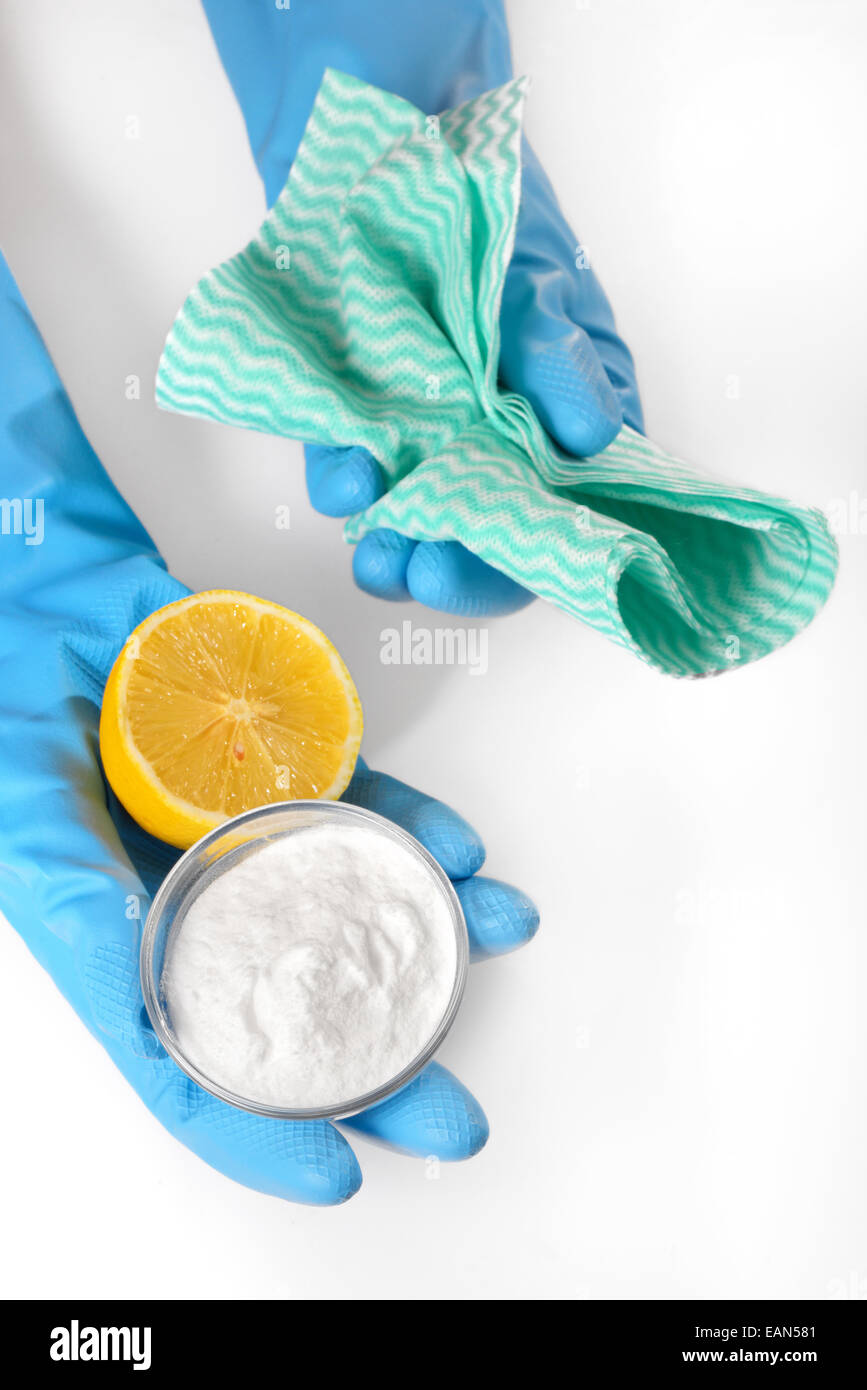Umweltfreundliche natürliche Reinigungsmittel Backpulver, Zitrone und Putzlappen Stockfoto