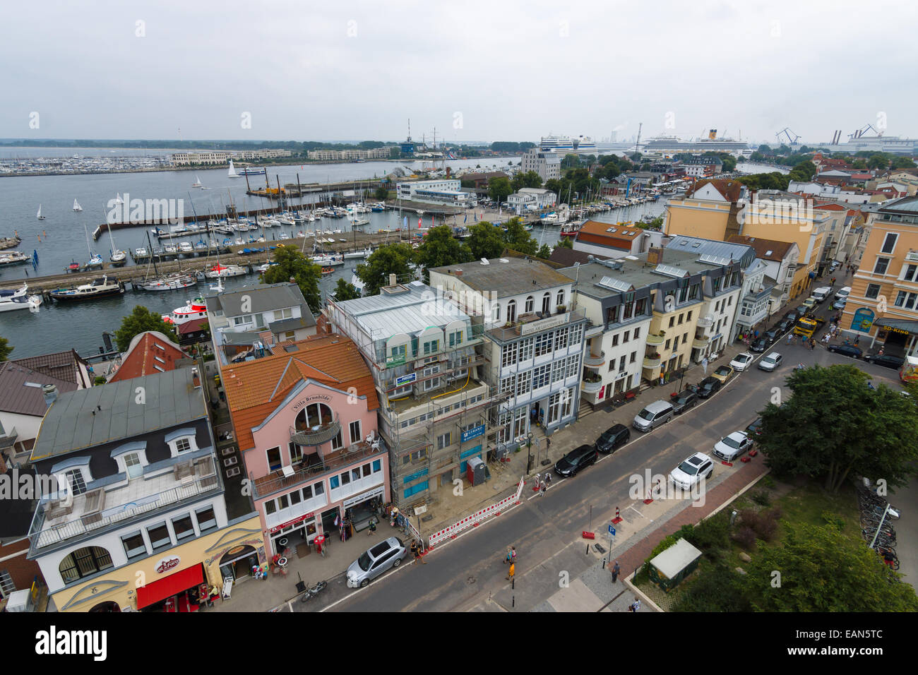 Der Blick von den Höhen des historischen Viertel Distrikt von Warnemünde. Stockfoto