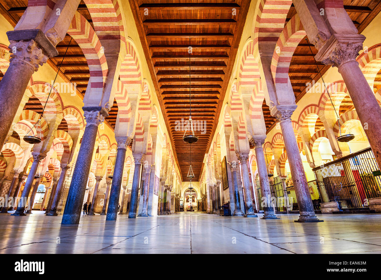 Säulenhalle in der Moschee-Kathedrale von Córdoba, Spanien. Stockfoto