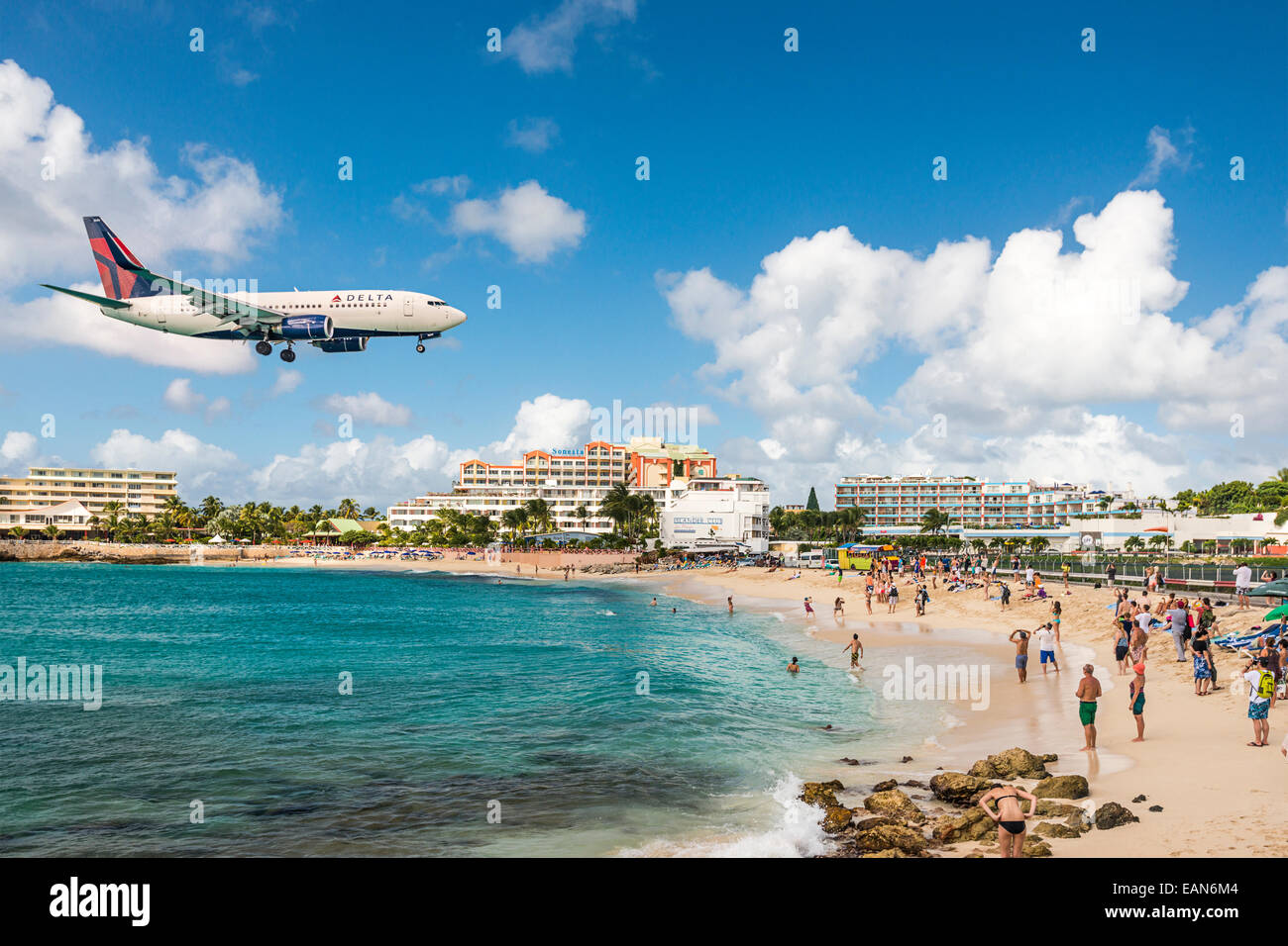 Ein Jet nähert sich Princess Juliana Airport über Zuschauer am Maho Beach auf Sint Maarten. Stockfoto