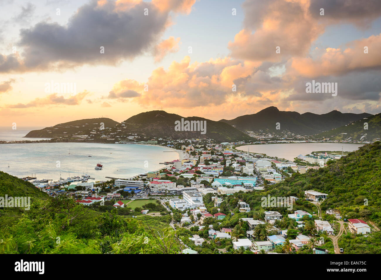 Philipsburg, Sint Maarten, Niederländische Antillen Stadtbild an der Great Salt Pond. Stockfoto