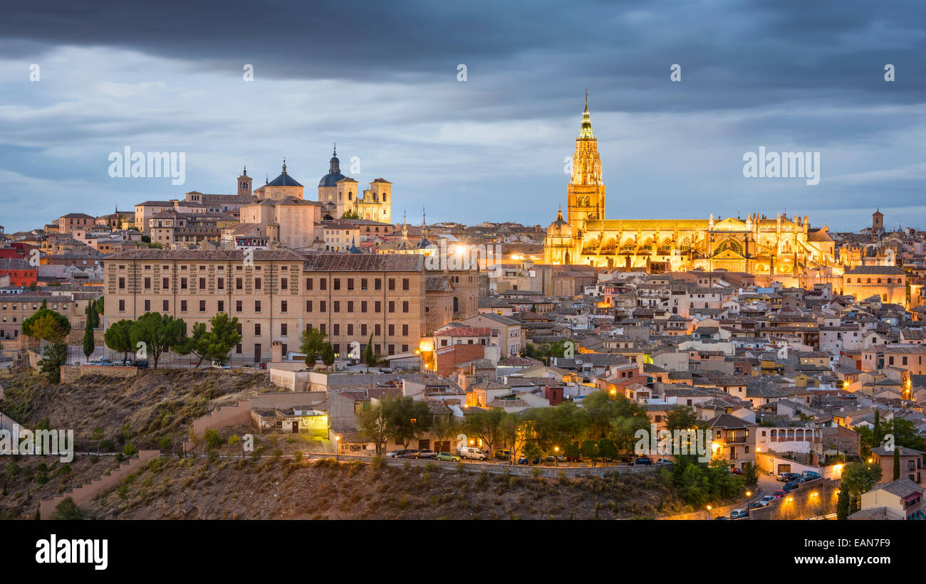 Toledo, Spanien Stadt Skyline in der Abenddämmerung am Dom
