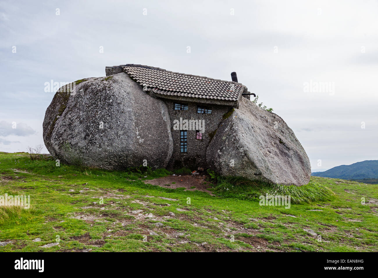 Casa Penedo, ein Haus zwischen den riesigen Felsen gebaut. Als eines der seltsamsten Häuser der Welt. Fafe, Portugal. seltsame Felsbrocken Stein einzigartig Stockfoto