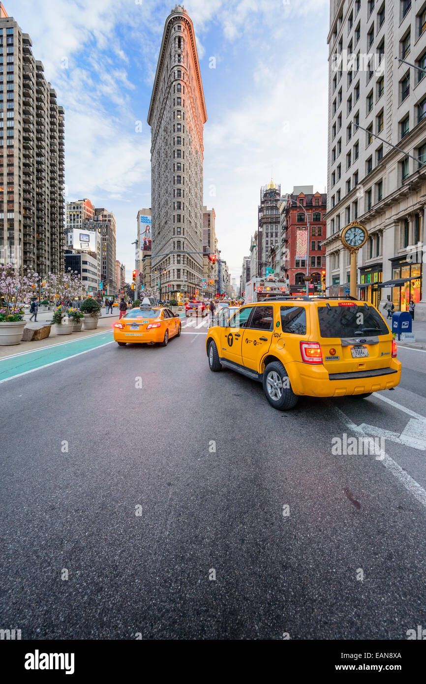 Taxis halten unter dem Flatiron Building in New York City. Stockfoto