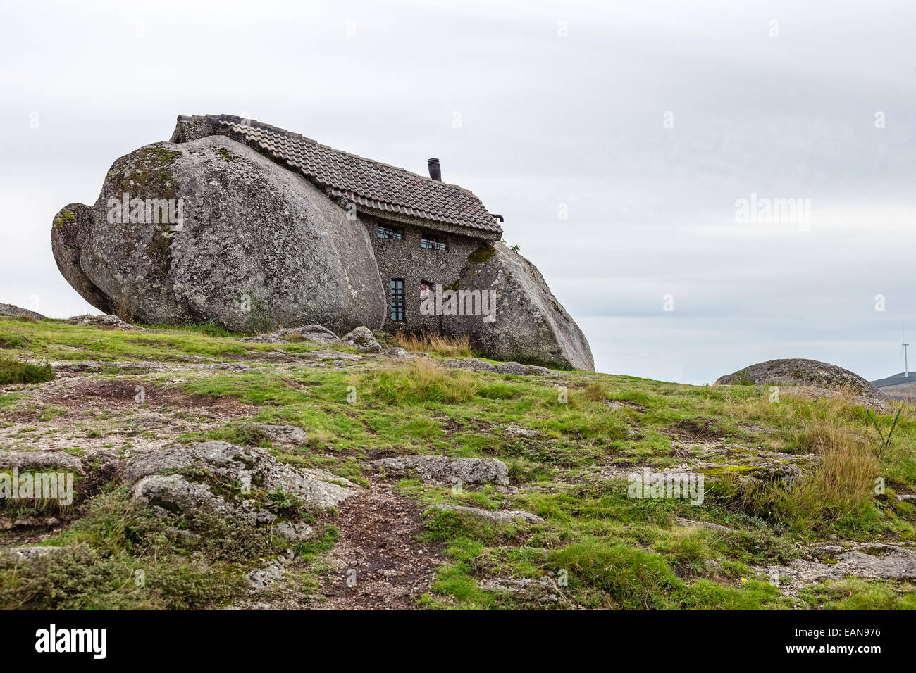 Casa Penedo, ein Haus gebaut zwischen großen Felsen in Fafe, Portugal. Allgemein als eines der seltsamsten Häuser der Welt Stockfoto