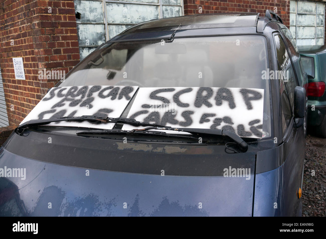 Schrott-Autos zu verkaufen melden Sie auf der Windschutzscheibe des Autos Stockfoto