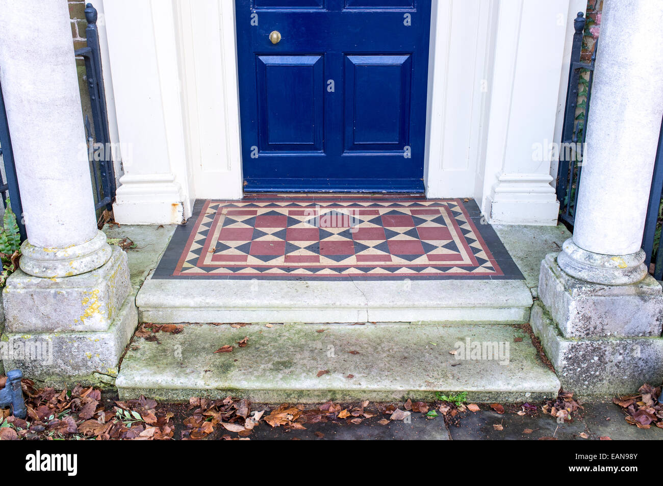 Victorian gefliest, geometrische Muster und Tür am Eingang zu einem UK-Haus Stockfoto