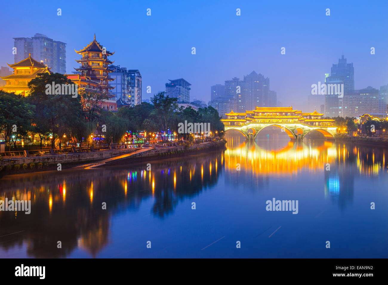 Chengdu, Sichuan, China Stadtbild über den Jin-Fluss. Stockfoto