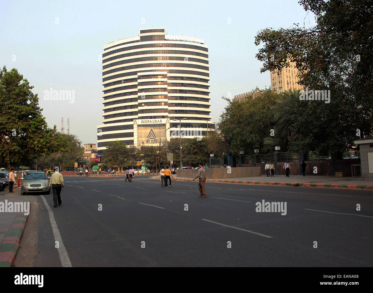 Bau, Runde, mans weiße, schwarze, Weg, Männlich, Bäume, grün, Auto, Nokia, Cannought Place, Neu Delhi, Indien. Stockfoto