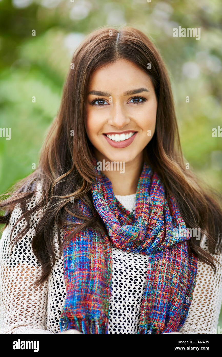 Portrait der schönen Frau im freien Stockfoto