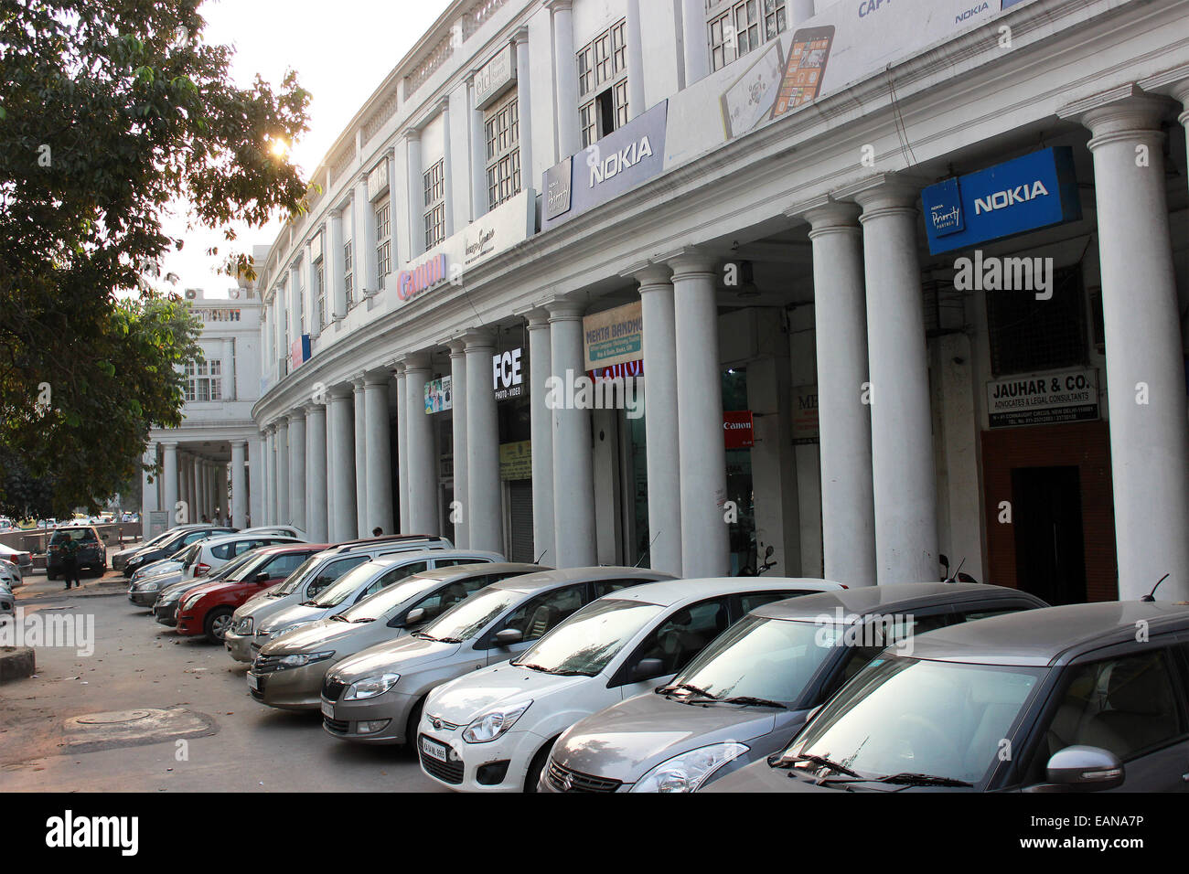 Autos, Gebäude, runden, weißen, Park, Nokia, Cannought Platz, Neu-Delhi, Indien. Stockfoto