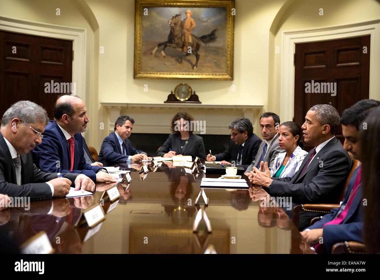 US-Präsident Barack Obama tritt National Security Advisor Susan E. Rice Treffen mit syrischen Opposition Koalition Präsidenten Ahmad Jarba, zweite von links im Roosevelt Room des weißen Hauses 13. Mai 2014 in Washington, DC. Stockfoto