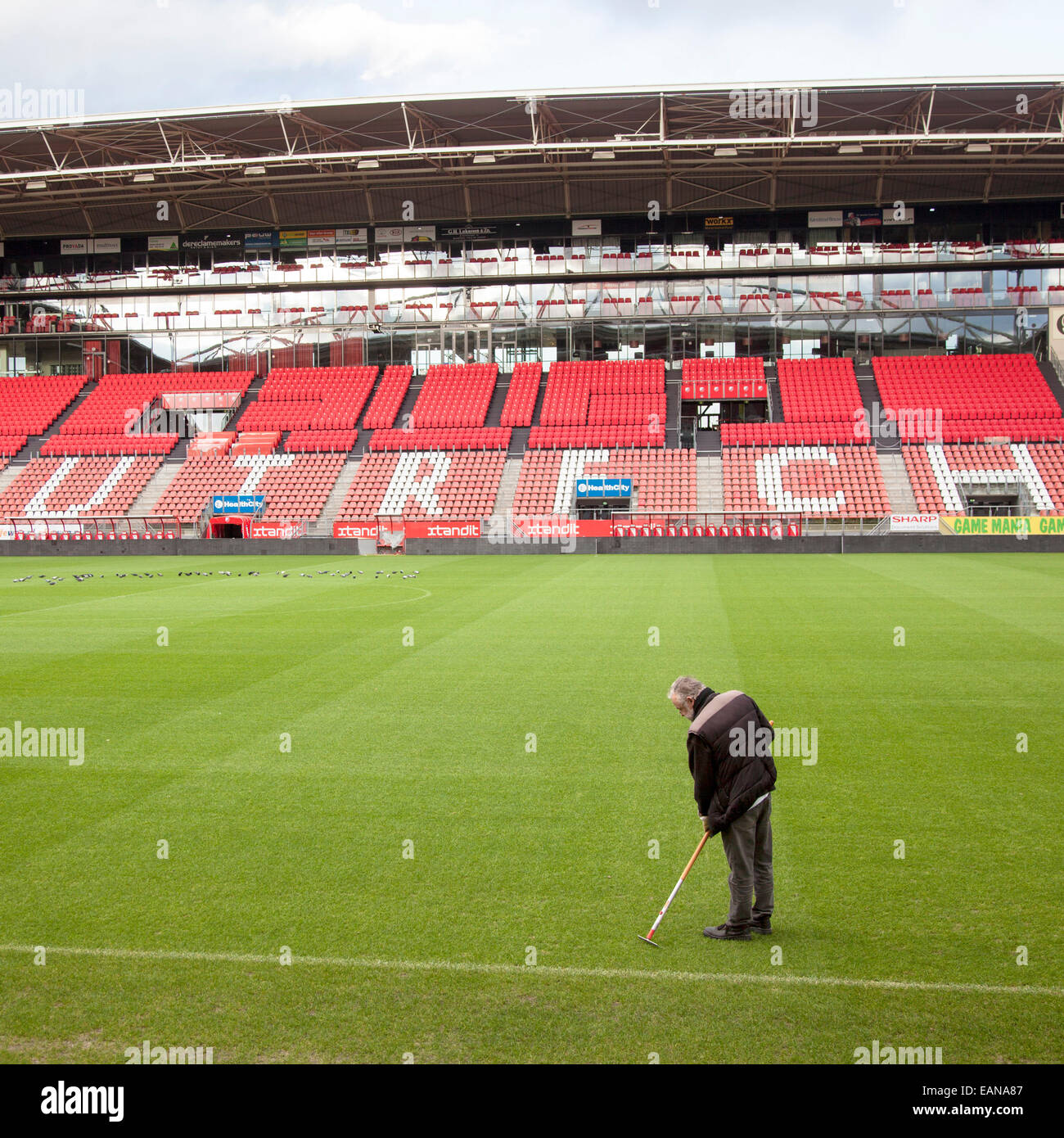 leere Stadion des Fußball-Club fc Utrecht in den Niederlanden mit Greenkeeper Stockfoto