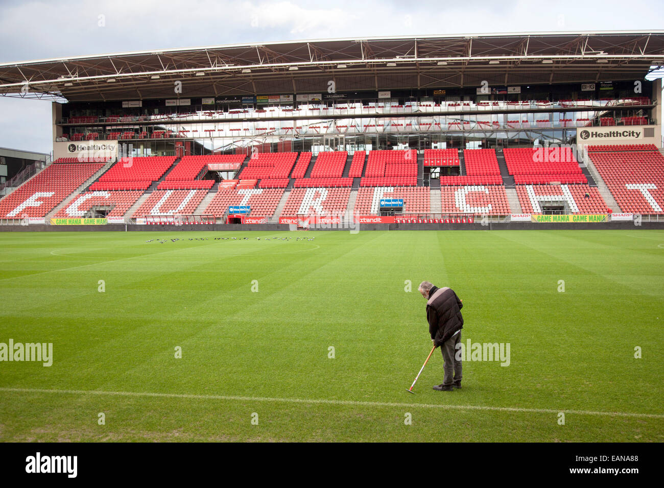 Stadion des Fußball-Club fc Utrecht in den Niederlanden mit Greenkeeper Stockfoto