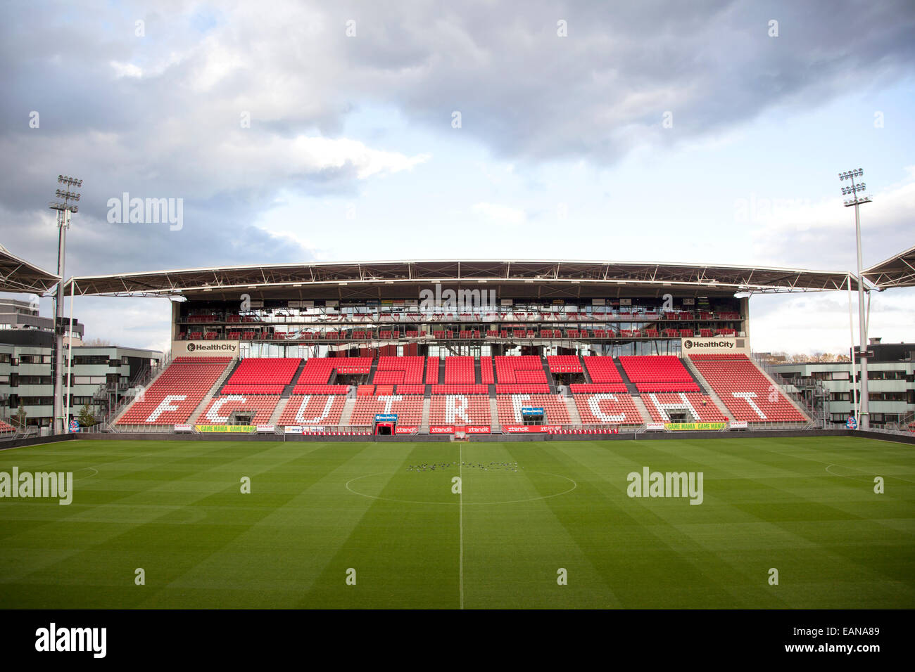 leere Stadion des Fußball-Club fc Utrecht in den Niederlanden mit Tauben Stockfoto