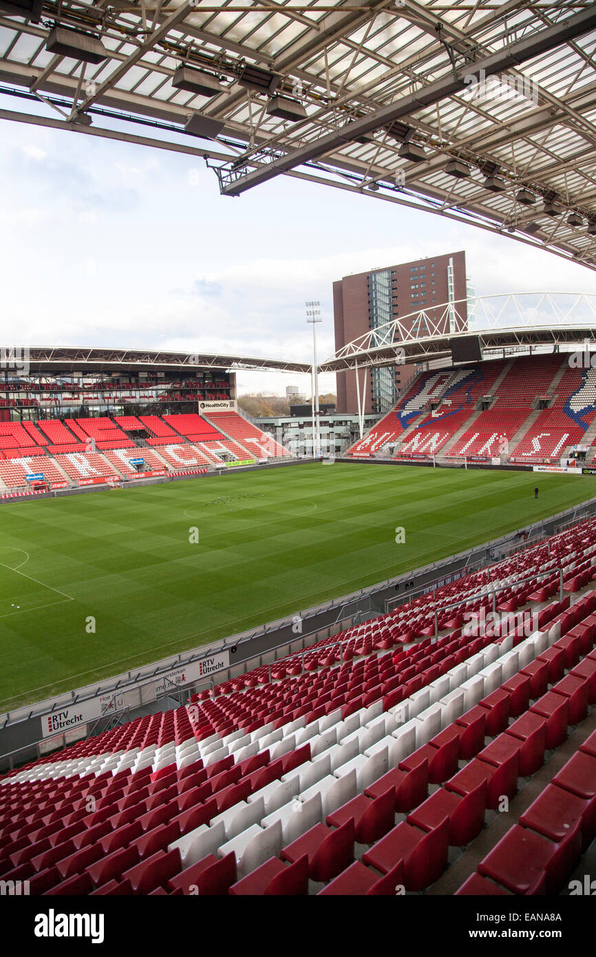 leere Stadion des Fußball-Club fc Utrecht in den Niederlanden mit Greenkeeper Stockfoto