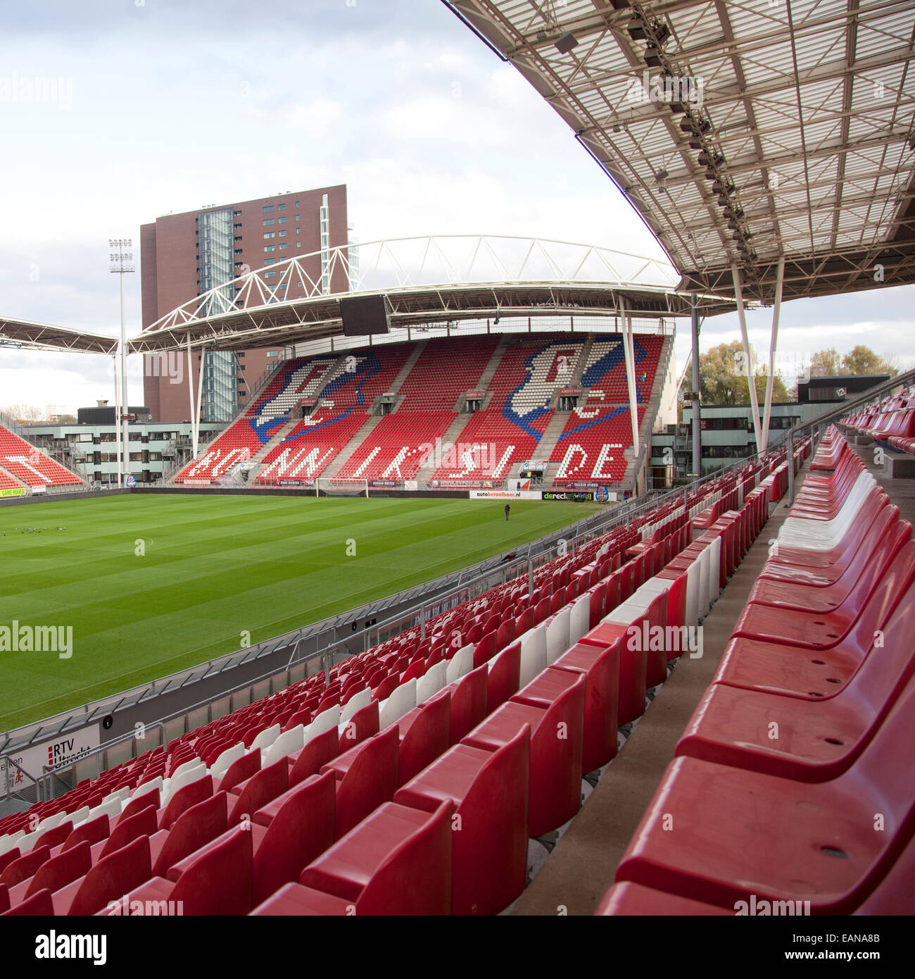 leere Stadion des Fußball-Club fc Utrecht in den Niederlanden mit Platzwart Stockfoto