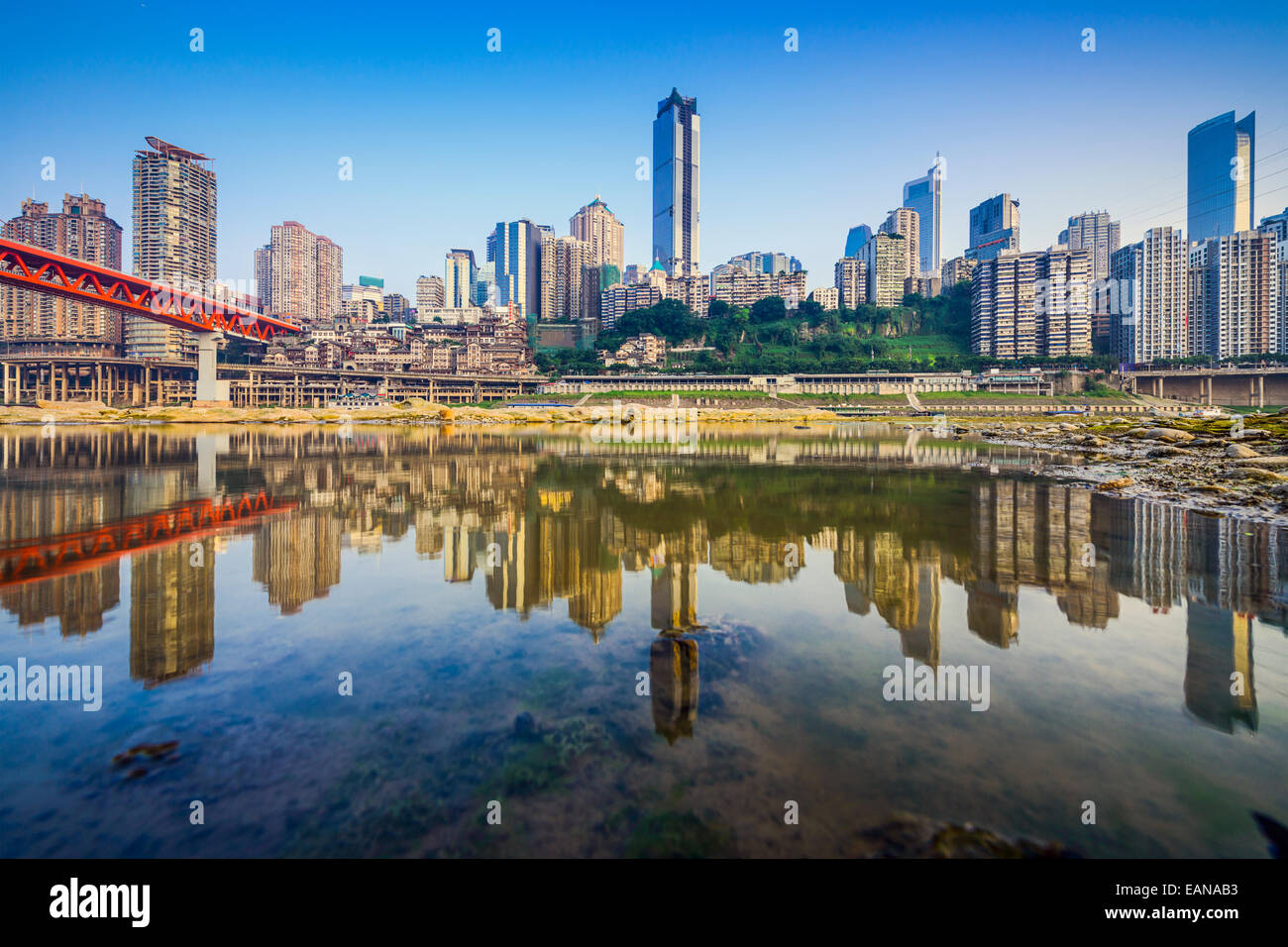 Chongqing, China Skyline der Stadt am Fluss Jialing. Stockfoto