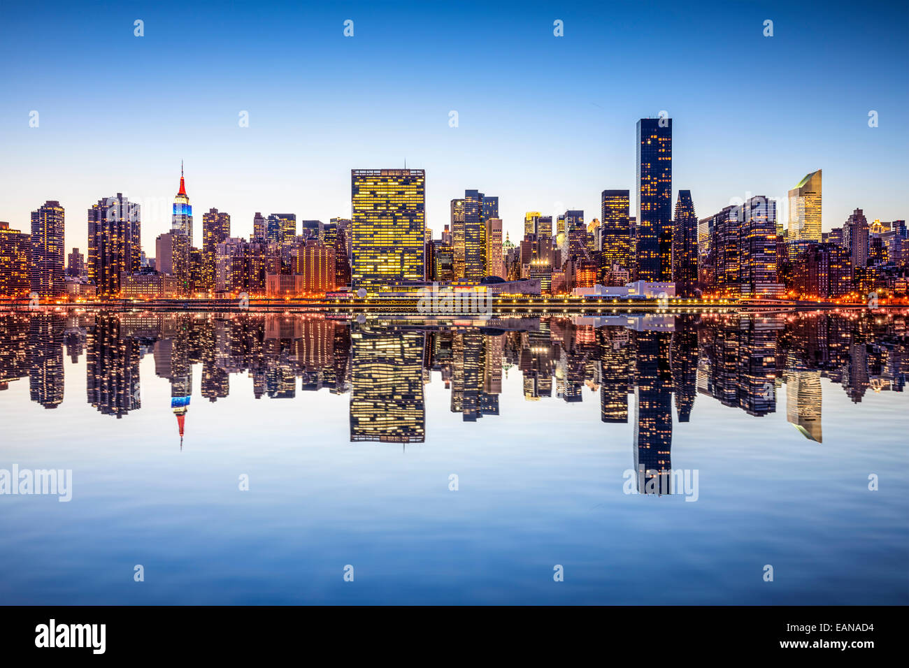 Skyline von New York City, Vereinigte Staaten von Midtown Manhattan aus über den East River. Stockfoto