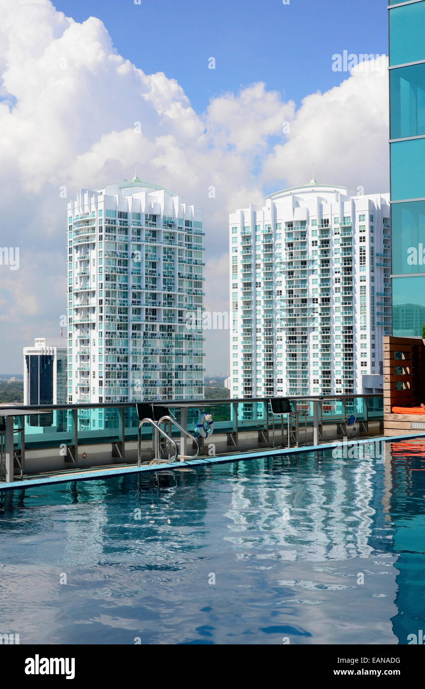 Urban Living: Luxuriöse Eigentumswohnungen mit einem Swimmingpool auf dem Dach und Garten schafft eine Stadtlandschaft. Stockfoto