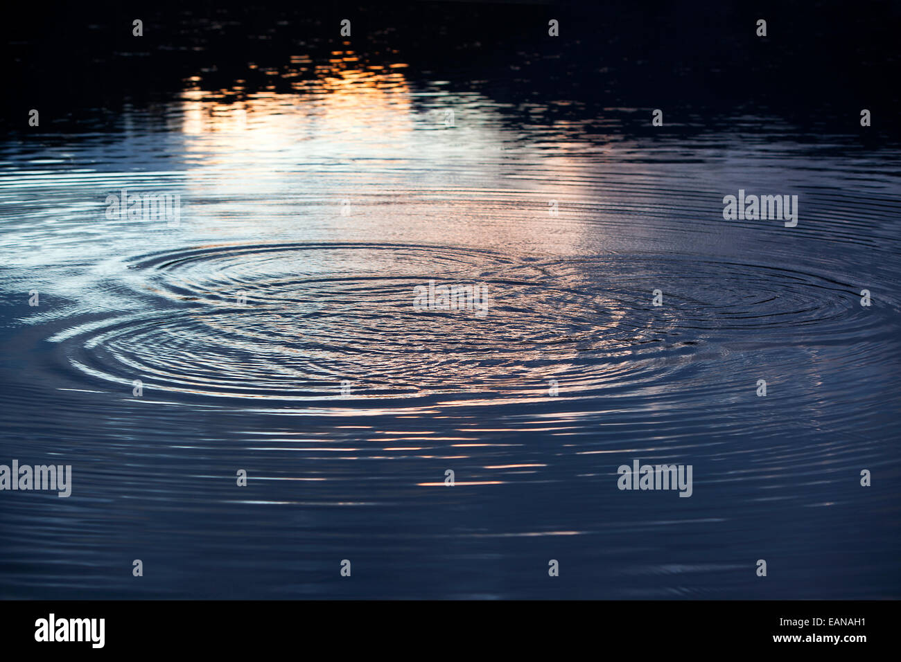 Wasser-Kreise in den See in der Nacht Stockfoto