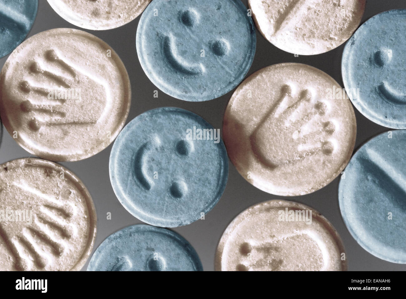 E Ecstasy-Pillen oder Tabletten hautnah Studio Methylendioxymethamphetamin erschossen. Stockfoto