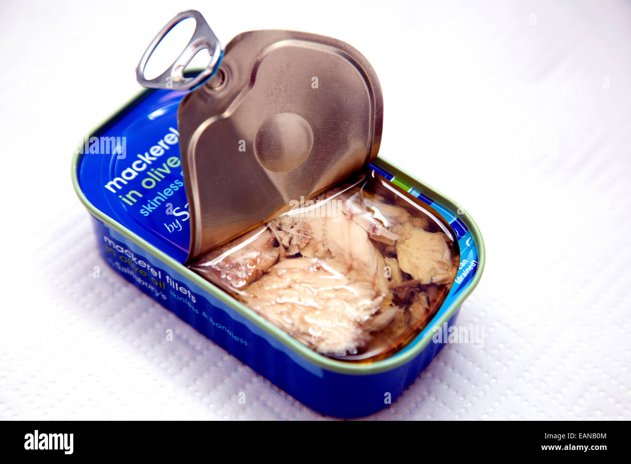 Verzinnte Makrelen Filets in Olivenöl von Sainsbury's, London Stockfoto