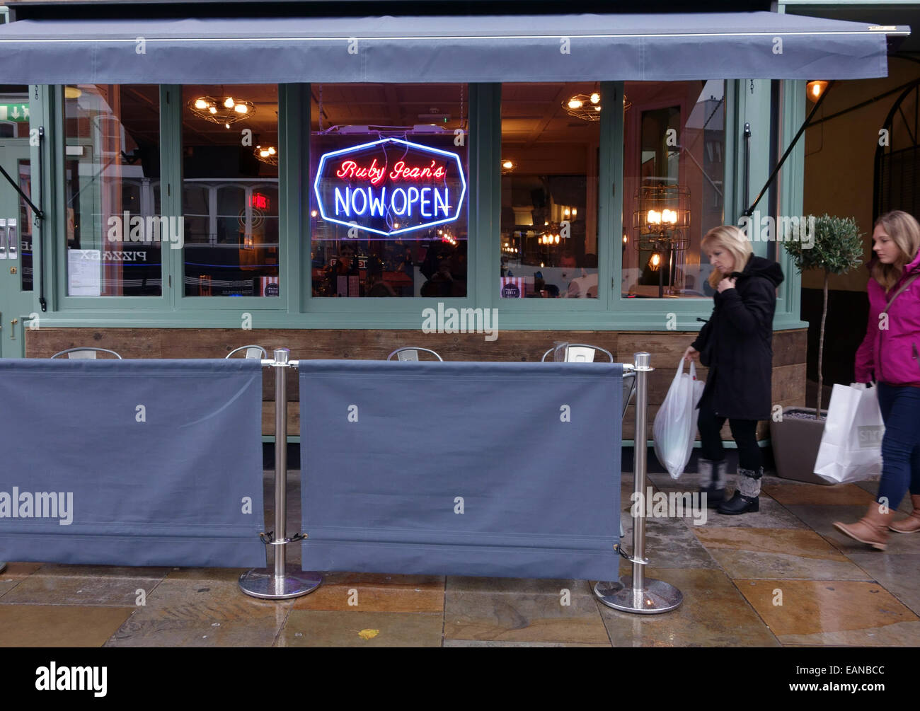 Radikale & Victuallers Restaurant in Islington, London mit Menü von Ruby Jean Diner Stockfoto