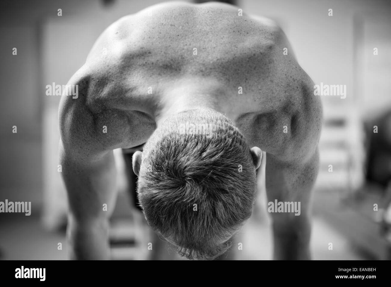 Unbekannter Mann in Pilates-Pose, Monochrom Stockfoto
