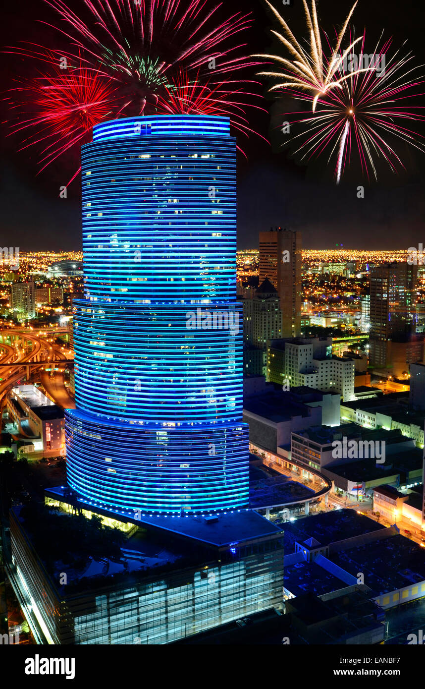 Blick auf die Skyline von Miami während ein Feuerwerk. Stockfoto