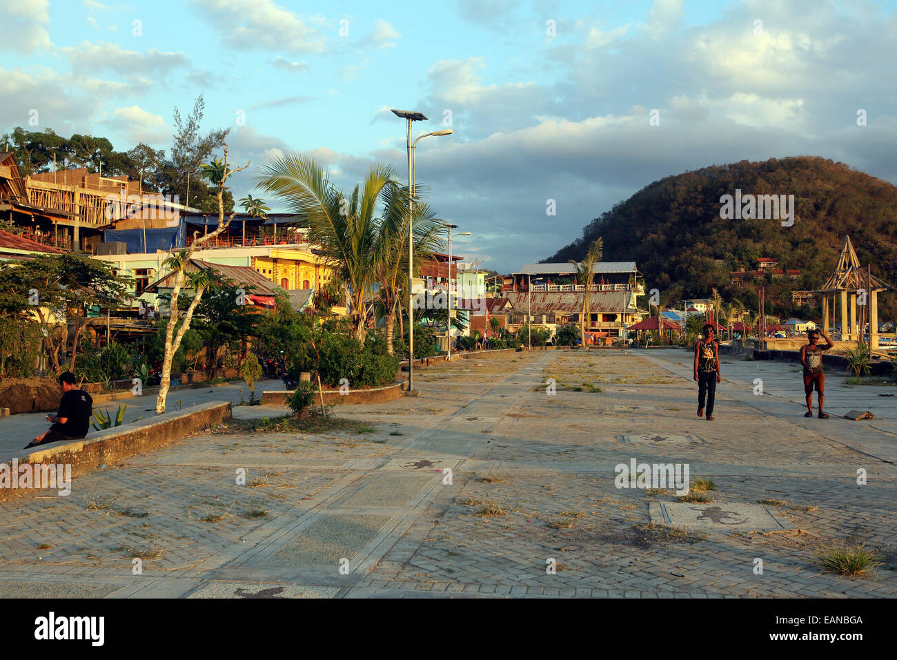 Menschen auf ungepflegten Waterfront promenade in Labuan Balo, Flores Stockfoto