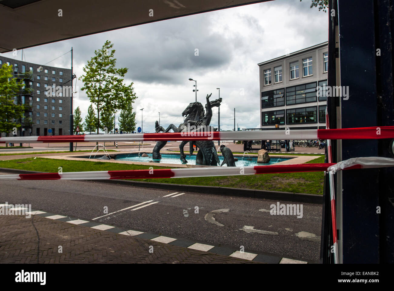 Bushaltestelle in einem schlechten Zustand mit Brunnen im Hintergrund Stockfoto