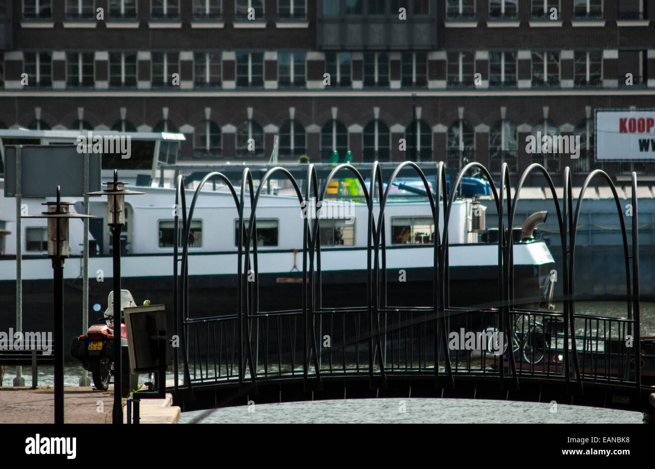 Frachtschiff vorbei Wasserdurchfahrt mit modernen Design-Fuß und Fahrrad-Brücke Stockfoto
