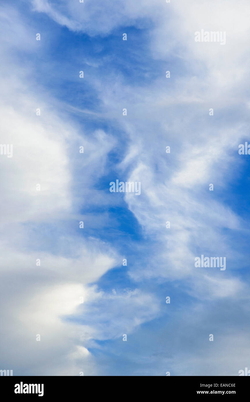 Wellenförmige Wolken und blauer Himmel Stockfoto