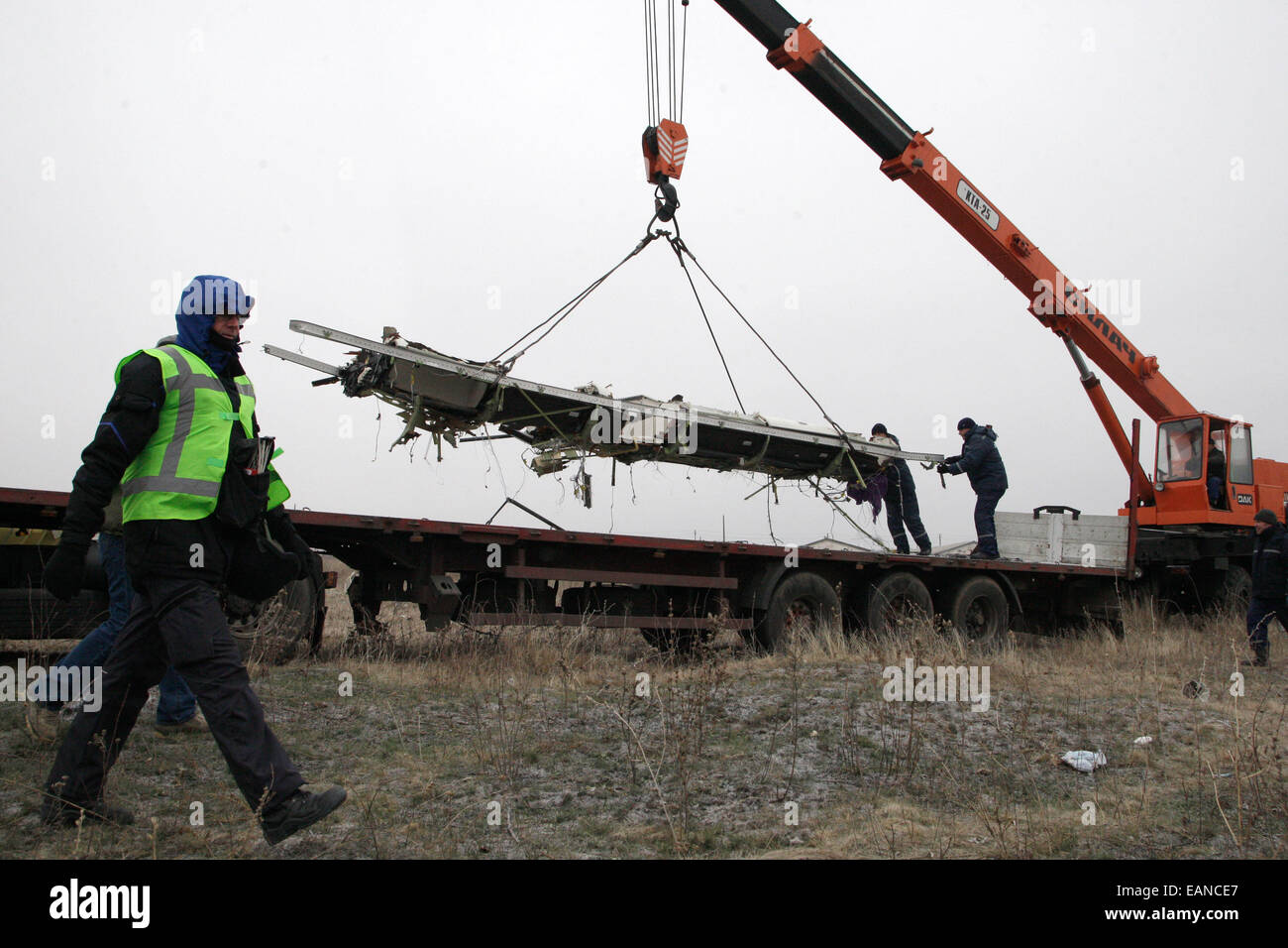 Donezk, Ukraine. 18. November 2014. Arbeiter arbeiten auf der Baustelle wo MH17 von Malaysia Airlines, am Stadtrand von Donezk, Ost-Ukraine, am 18. November 2014 stürzte. Die Erholung des Wracks von Flug MH17 in rund fünf Tagen abgeschlossen sein wird die niederländische Safety Board, führt die Untersuchung in den Absturz in der Ostukraine, kündigte am Montag an. Bildnachweis: Xinhua/Alamy Live-Nachrichten Stockfoto