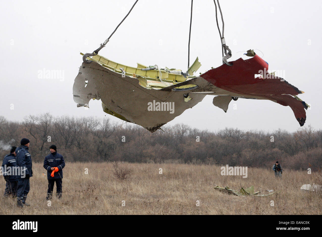 Donezk, Ukraine. 18. November 2014. Arbeiter arbeiten auf der Baustelle wo MH17 von Malaysia Airlines, am Stadtrand von Donezk, Ost-Ukraine, am 18. November 2014 stürzte. Die Erholung des Wracks von Flug MH17 in rund fünf Tagen abgeschlossen sein wird die niederländische Safety Board, führt die Untersuchung in den Absturz in der Ostukraine, kündigte am Montag an. Bildnachweis: Xinhua/Alamy Live-Nachrichten Stockfoto