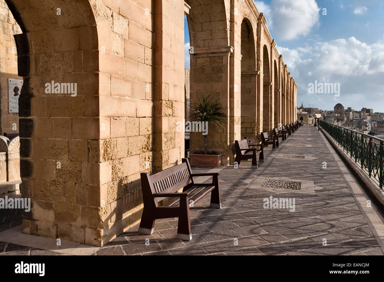 Die 17c Upper Barrakka Gardens (1824 für die Öffentlichkeit geöffnet) in Valletta, Malta. Die Steinbögen stammen aus dem Jahr 1661 und waren ursprünglich überdacht Stockfoto
