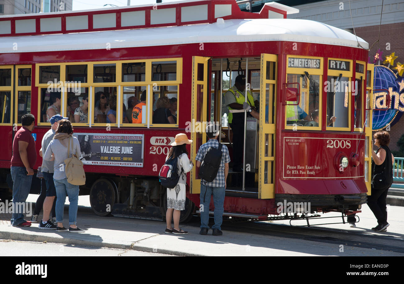 Fluggästen eine Straßenbahn auf Canal Street New Orleans USA Stockfoto