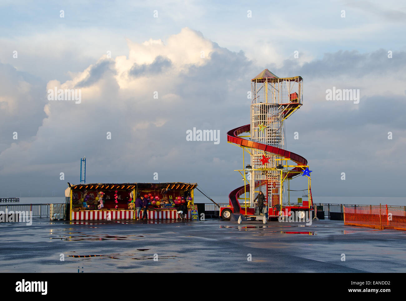 Nachmittagssonne fängt die Helter Skelter am Pier in Herne Bay, Kent.  Mit Textfreiraum. Stockfoto