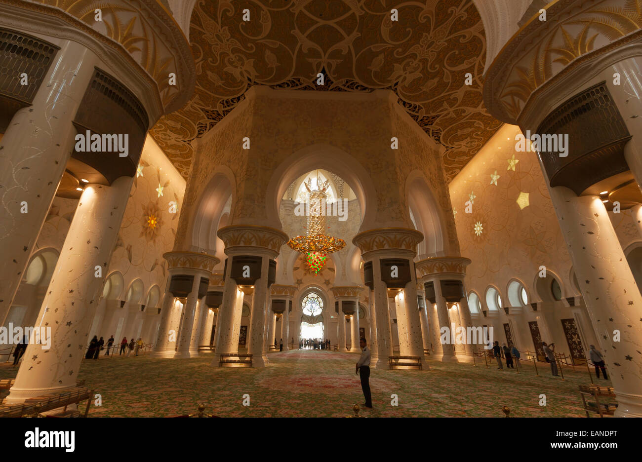Sheikh Zayed Grand Mosque, Abu Dhabi, Vereinigte Arabische Emirate. Innenraum der Haupthalle Gebet. Stockfoto