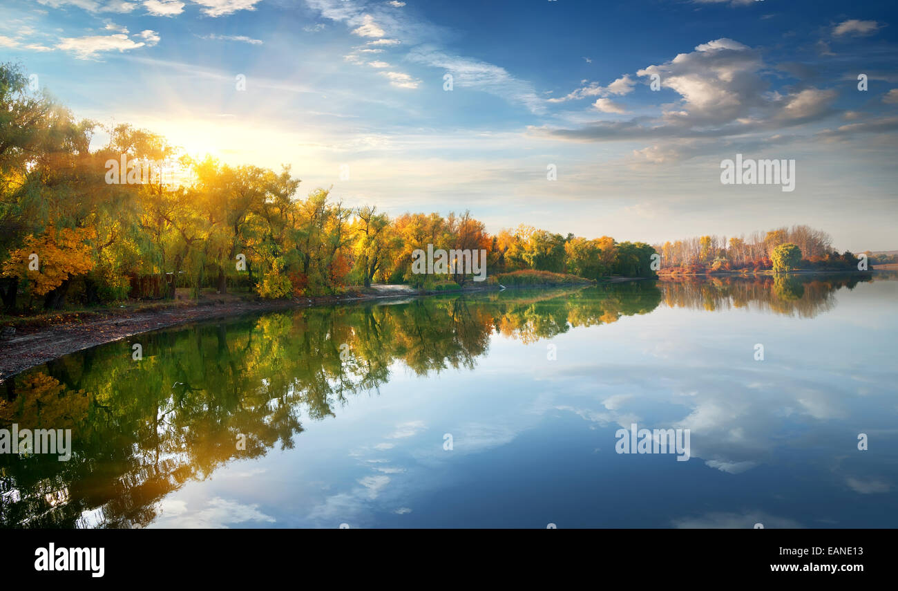 Morgensonne über Fluss im Herbst Stockfoto