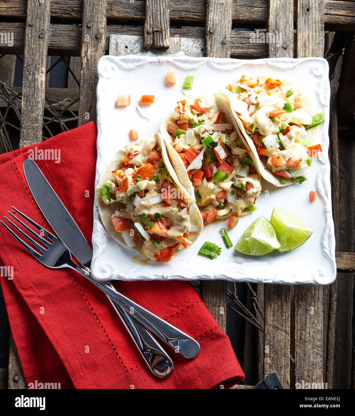 Hummer-Tacos auf einem weißen Teller mit einer roten Serviette Stockfoto