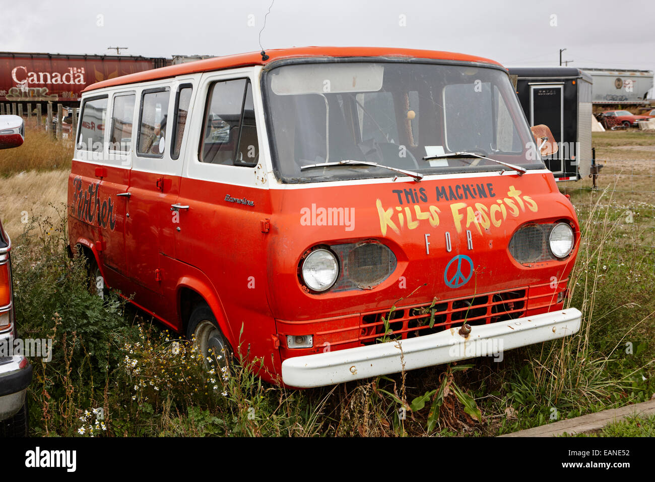 ersten Generation Ford Econoline Wohnmobil mit Hippie-Symbole auf ersten Generation Ford Econoline Wohnmobil mit Hippie-Symbole auf