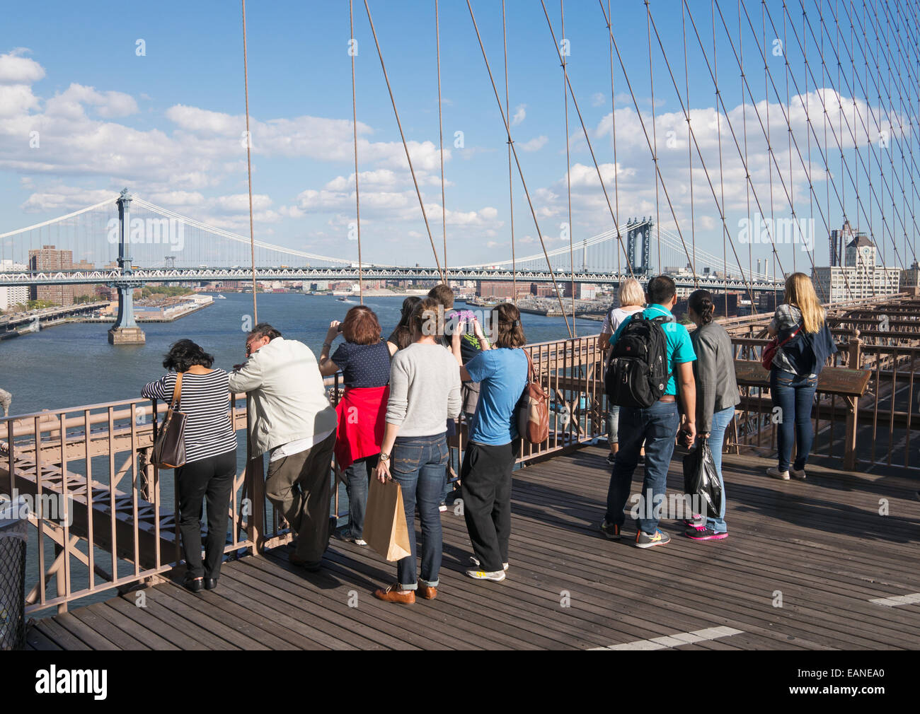 Gruppe Menschen Blick auf Manhattan Bridge, Brooklyn Bridge, New York, USA Stockfoto