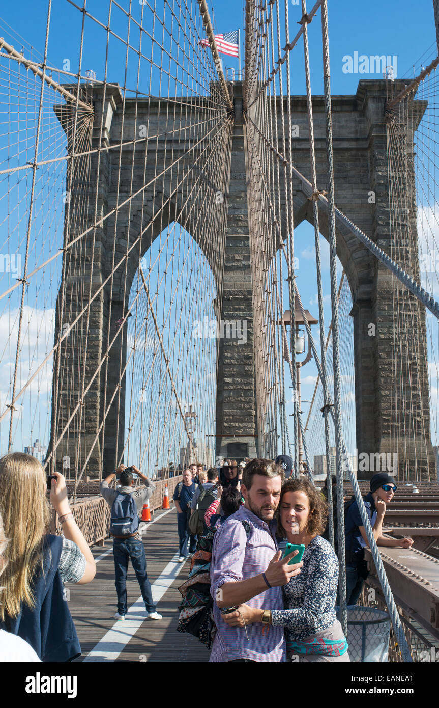 Junges Paar nehmen Selfie auf Brooklyn Bridge Manhattan, New York, USA Stockfoto