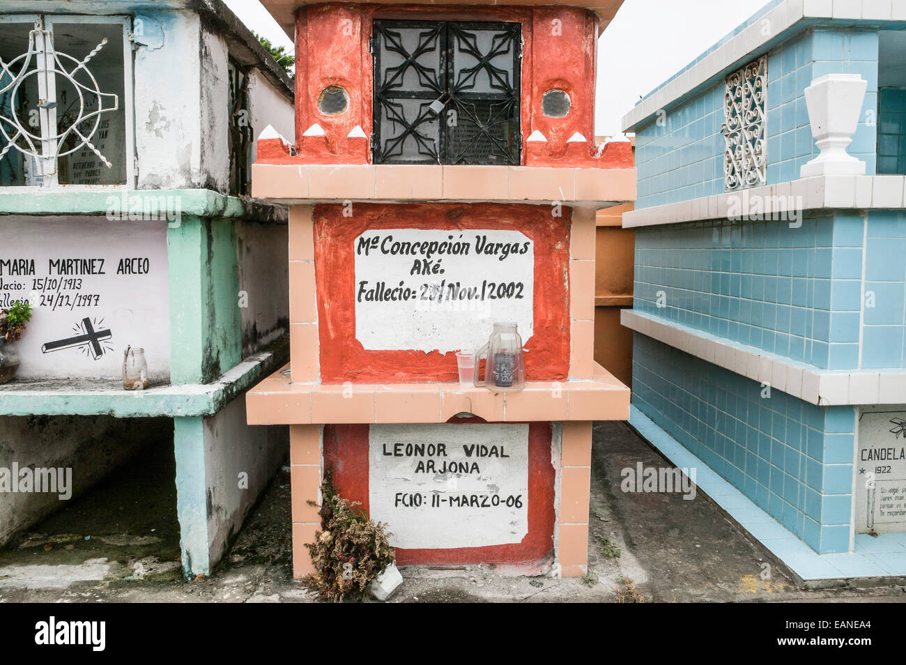Bunt bemalte und gefliesten gestapelt Familiengräber mit Hand bemalt Grabsteine auf dem Friedhof von Champoton, Champoton, Mexiko Stockfoto