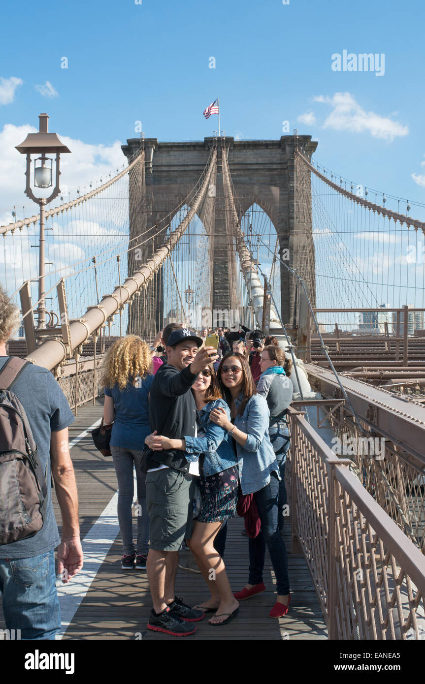 Junges Paar nehmen Selfie auf Brooklyn Bridge Manhattan, New York, USA Stockfoto