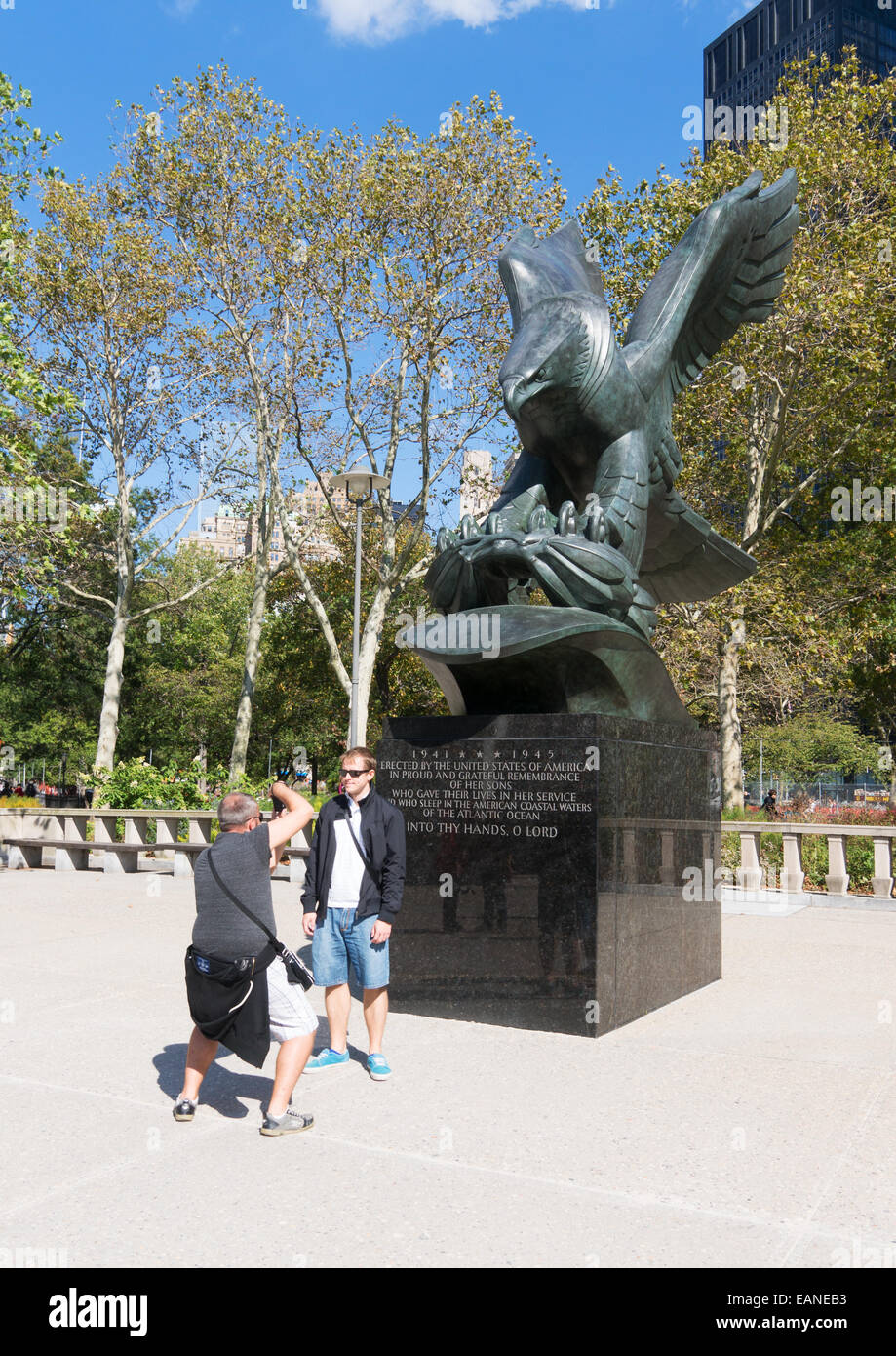 Menschen nehmen Foto von der Ostküste Memorial Battery Park Manhattan, New York, USA Stockfoto