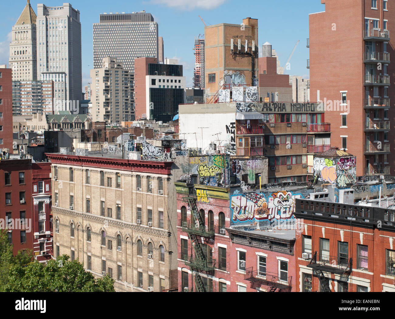 Graffiti bedeckt Wände gesehen aus Manhattan Bridge, New York, USA Stockfoto