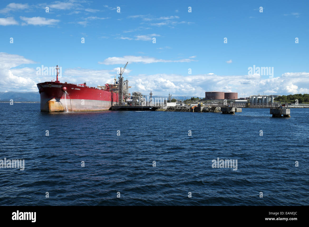 Crude Oil Tanker, NS Konsul - Erdölraffinerie Mongstad, Hordaland, Norwegen. Stockfoto